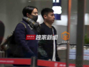 黄小厨现身北京机场 越来越高的发际线让人担心