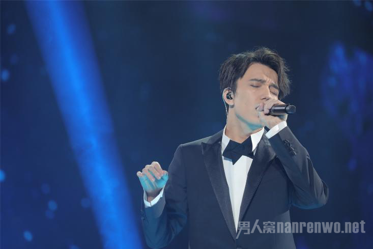 哈萨克斯坦的歌手迪玛希获颁重要音乐奖项——亚洲人气歌手