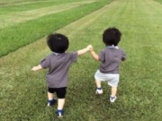 林志颖晒双胞胎 两个小朋友手牵手奔跑
