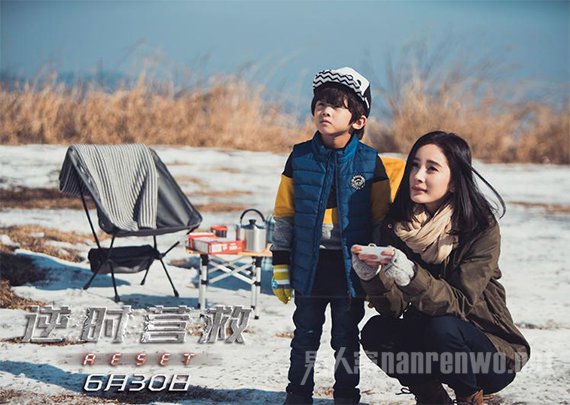 杨幂在《逆时营救》中饰演一位母亲