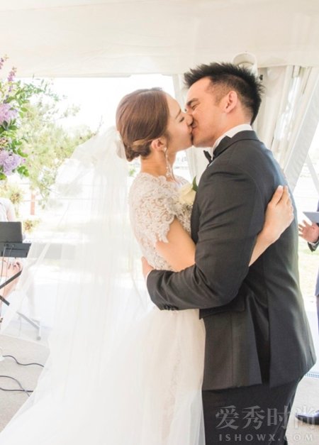 TVB王君馨结婚与老公接吻