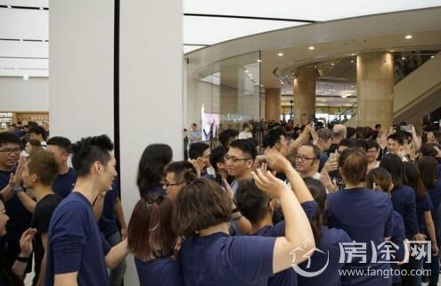 台湾终迎首家苹果店 千余粉丝彻夜排队却遭商品漏洞差别对待