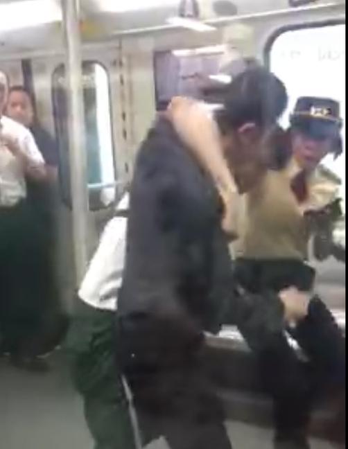 两男子地铁斗殴 最可敬的就是女乘务员真是霸气竟空手夺刀