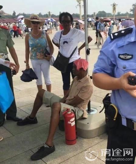 非洲游客天安门广场中暑 事发时地表温度高达60度