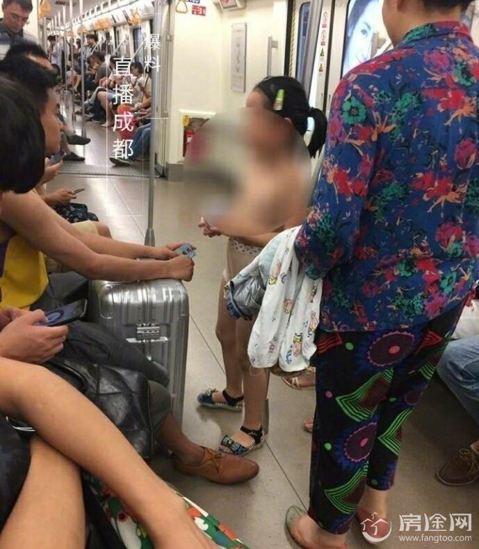 奶奶带7岁孙女半裸搭地铁 成都地铁现惊人一幕 小女孩竟只穿一条短裤…