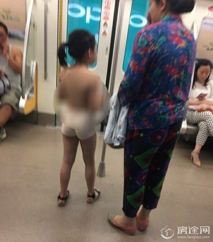 奶奶带7岁孙女半裸搭地铁