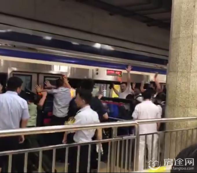 被卷入北京地铁站台乘客去世