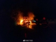 南宁外环高速车祸：一辆载34人的客车起火致1死12伤(图)