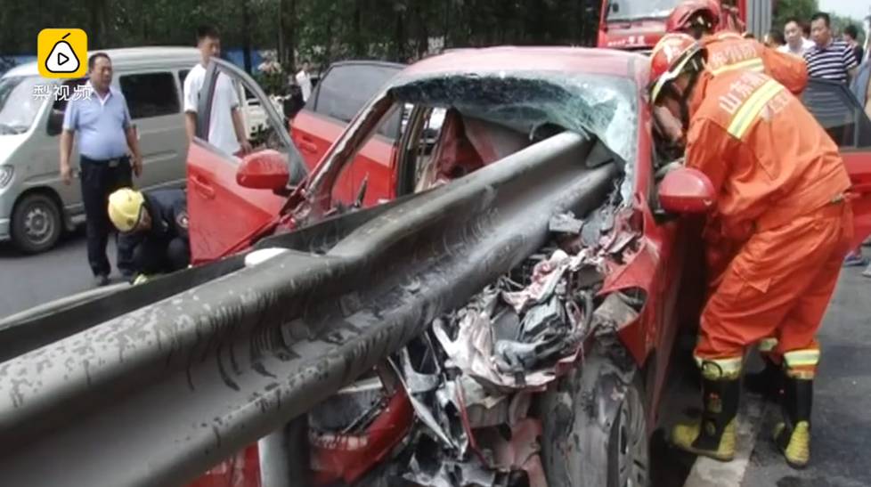 小车被护栏插穿司机身亡 后座女子被消防员成功救出