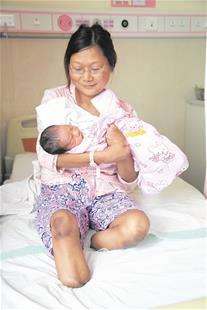 坚强妈妈顺产宝宝 在这个医院已经出名每个医生护士都佩服她