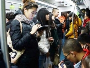 地铁低头族增多 手机上瘾早已是上班族的精神寄托