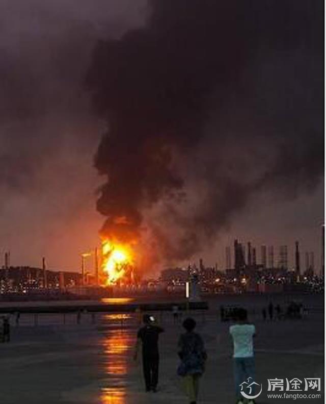 中石油大连分公司发生火灾现场 火光冲天石油起火有人伤亡吗？原因还在调查中