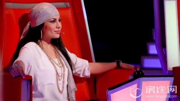 阿富汗女歌手秀性感惹争议 办演唱会被指国际妓女 她到底做了什么？