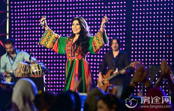 阿富汗女歌手秀性感惹争议 办演唱会被指国际妓女 她到底做了什么？