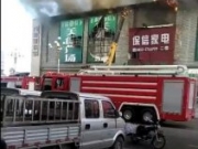 黑龙江东宁宝信商场起火浓烟滚滚 系工人操作不当导致
