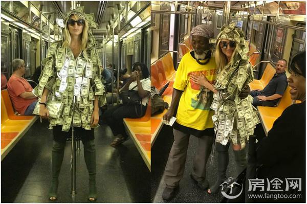女模特身上贴满美元乘地铁