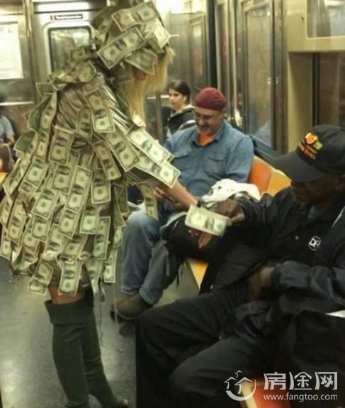 花花公子女模特身上贴满美元乘地铁 有需要者可自取 是慈善还是作秀？
