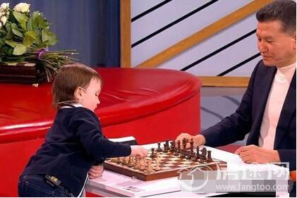 4岁半天才儿童战胜国际象棋特级大师 创多项记录战绩辉煌 他到底是谁？