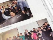 日本小学教材刊登安倍照片遭抗议 多地拟撤销采用