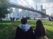 周杰伦昆凌背影照：想念在布鲁克林桥下草地野餐的感觉