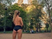 女子埃菲尔铁塔前性感拍照 遭警察劝阻改裸上半身