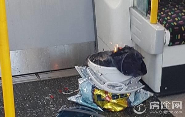 英国伦敦地铁发生爆炸致多人受伤 现场乘客还原事发经过:火球从车厢掉下来