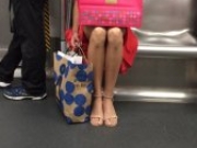 网友地铁偶遇2017港姐冠军雷庄儿 一个人单独坐在地铁一角