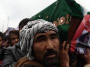 阿富汗人抬棺抗议当地少数民族遭斩首弃尸