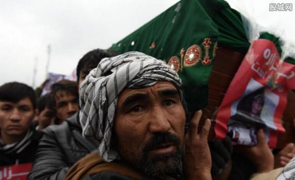 阿富汗人抬棺抗议