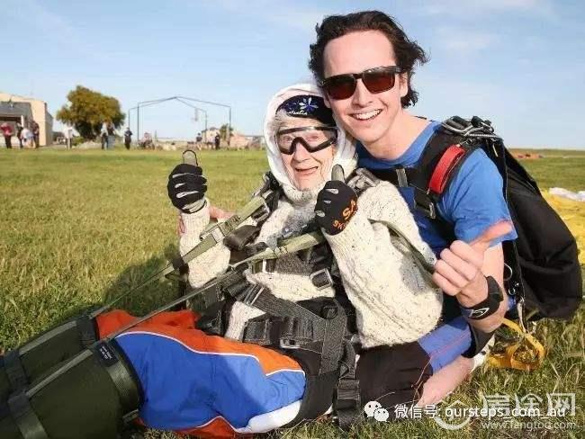 澳大利亚101岁老人挑战跳伞