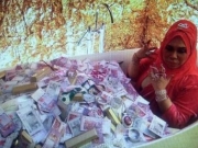 45岁女富豪洗奢侈“钞票珠宝浴”遭炮轰