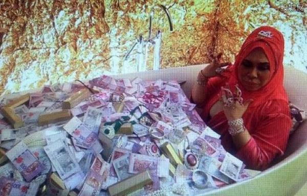 女富豪洗钞票珠宝浴