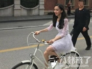 Angelababy骑单车上街 官方微博赞美其后警告其逆行