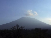 巴厘岛火山即将喷发，当地居民紧急撤离