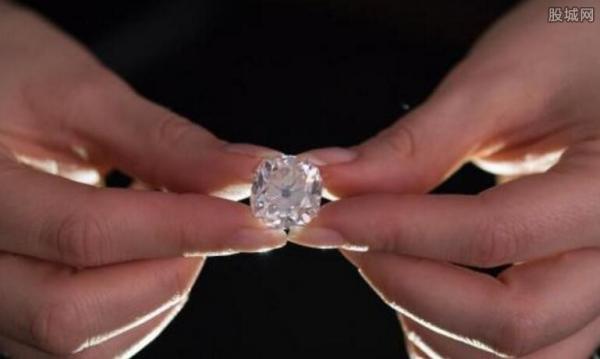 钻石卖出65.6万镑