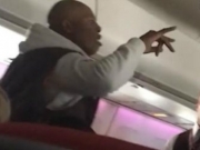 乘客不满酗酒被制止怒斥空姐 被警察拖下飞机