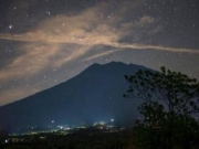巴厘岛阿贡火山口白烟渐浓 超过14万人疏散