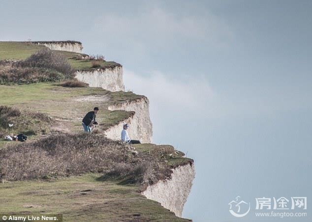 韩女子知名景点为拍照坠崖 悬崖边大跳失足坠下60米 脸着地惨死