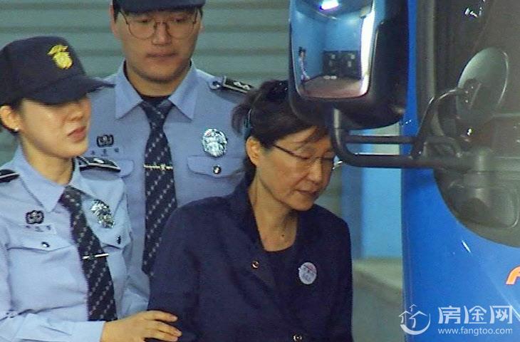 韩前总统朴槿惠罕见戴无框眼镜现身法庭 公审中首次发言