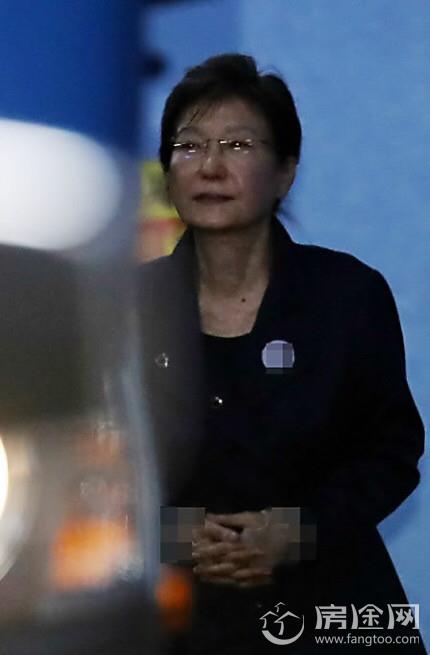 韩前总统朴槿惠罕见戴无框眼镜现身法庭 公审中首次发言