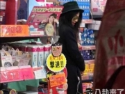 网友日本偶遇范冰冰 其正在逛药妆店选购护肤品