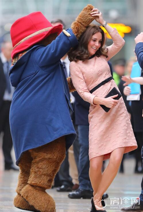 凯特王妃挺孕肚撇下威廉王子 踩高跟与帕丁顿熊共舞