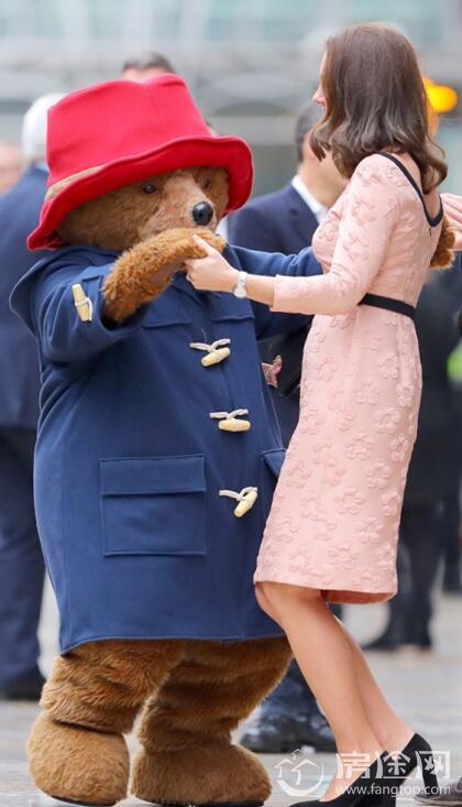 凯特王妃挺孕肚撇下威廉王子 踩高跟与帕丁顿熊共舞
