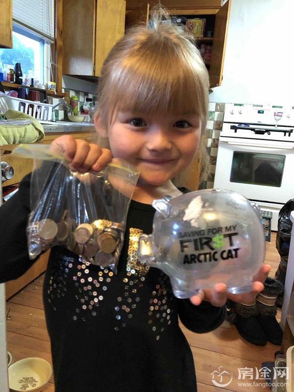 5岁女孩砸碎储钱罐 拿出毕生积蓄帮同学订牛奶不仅人美心更美