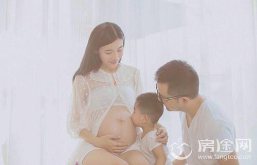 35岁高龄产妇医院待产险象环生:挺着肚子进电梯 带着宝宝出来了
