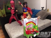 刘畊宏三个孩子玩cosplay 小泡芙如愿变身女超人