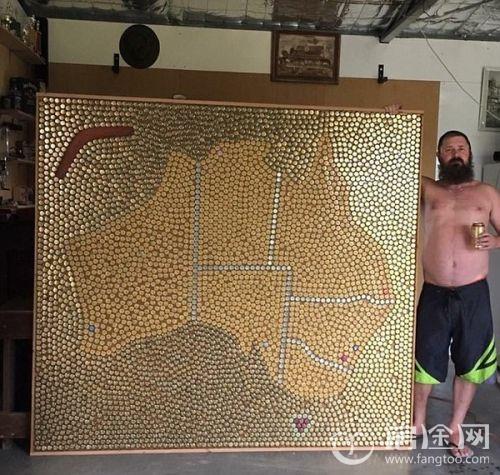 澳男子用4000多个啤酒瓶盖拼出澳大利亚地图