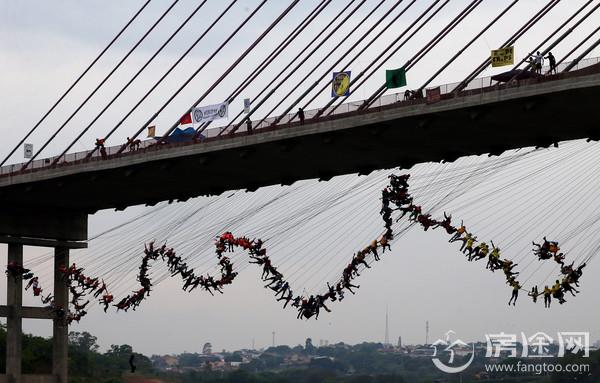 巴西245名蹦极者从30米高桥同时跳下