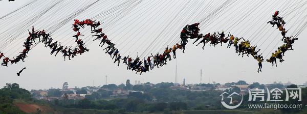 新纪录！巴西245名蹦极者从30米高桥同时跳下