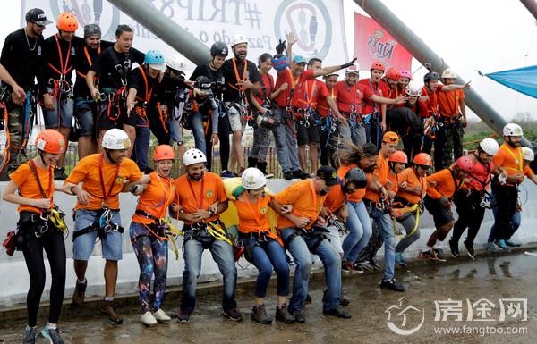 巴西245名蹦极者从30米高桥同时跳下